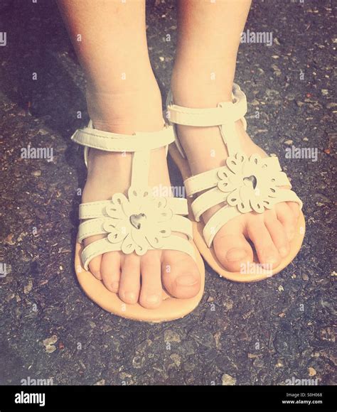 mädchen girl feet stock|Little Girl Feet Pictures